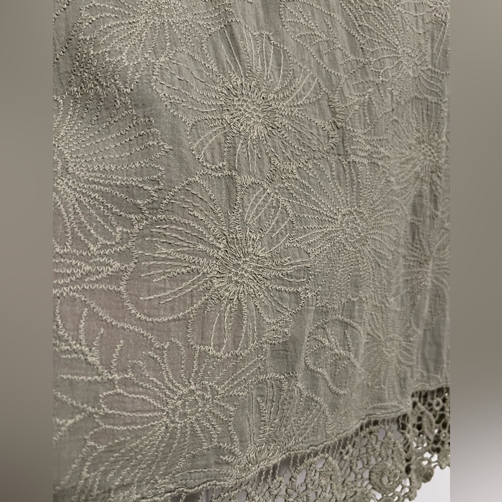 Chico’s 2 Olive Green Floral Breathable Cotton Embroidered Crochet Hem Boho Top - Picture 3 of 8